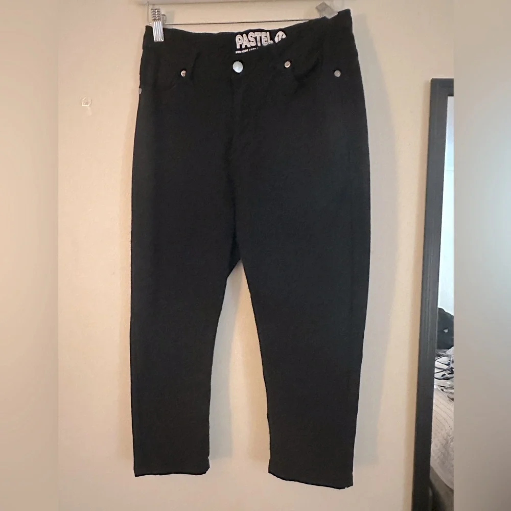 Woman’s black capris - Picture 1 of 3
